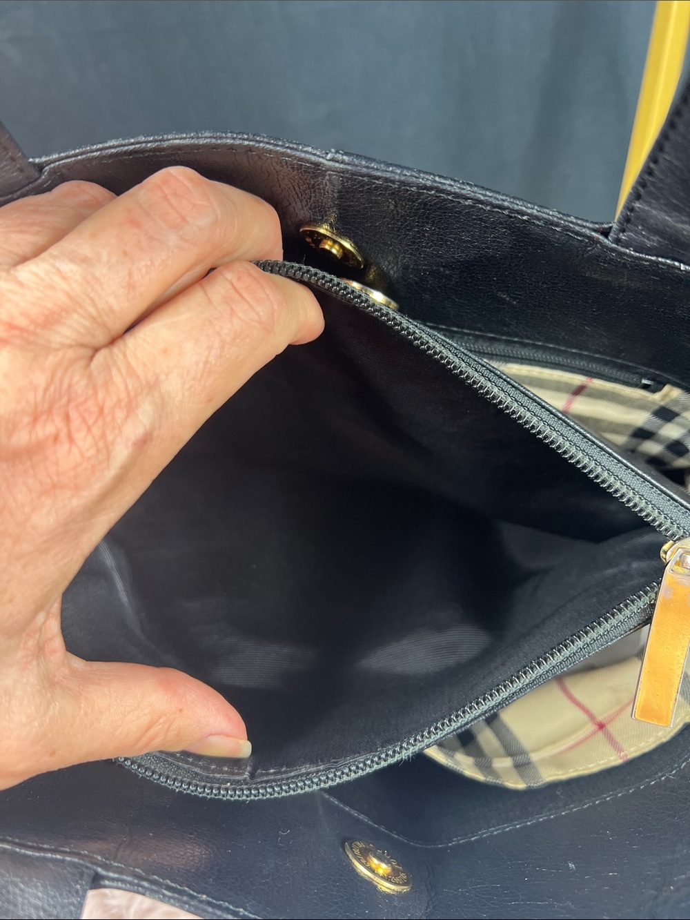 Burberry Vintage Black Leather Tote Classic Check Lining COA EUC - Picture 11 of 11
